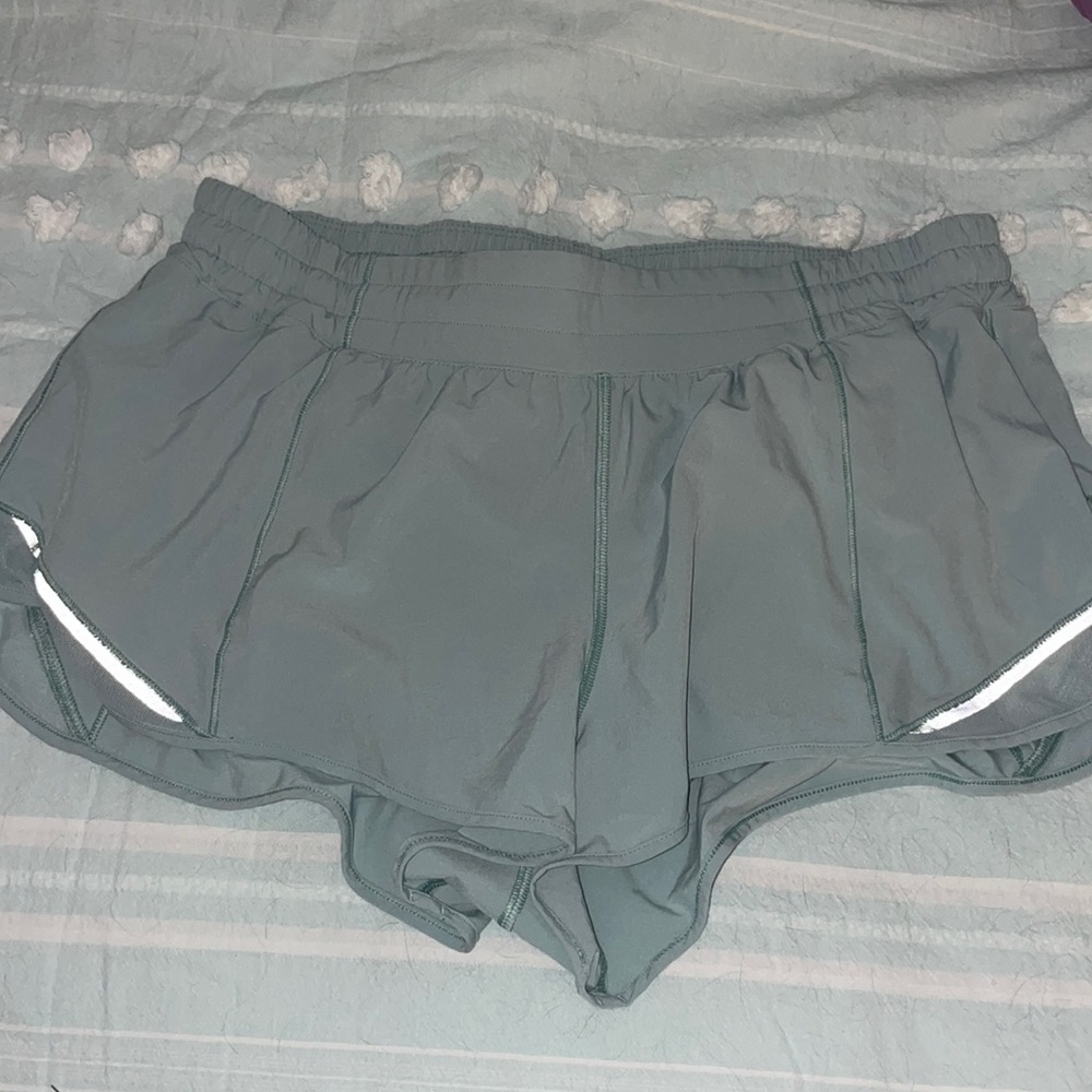 Lululemon Women’s Hotty Hot 2.5 inch lined running shorts